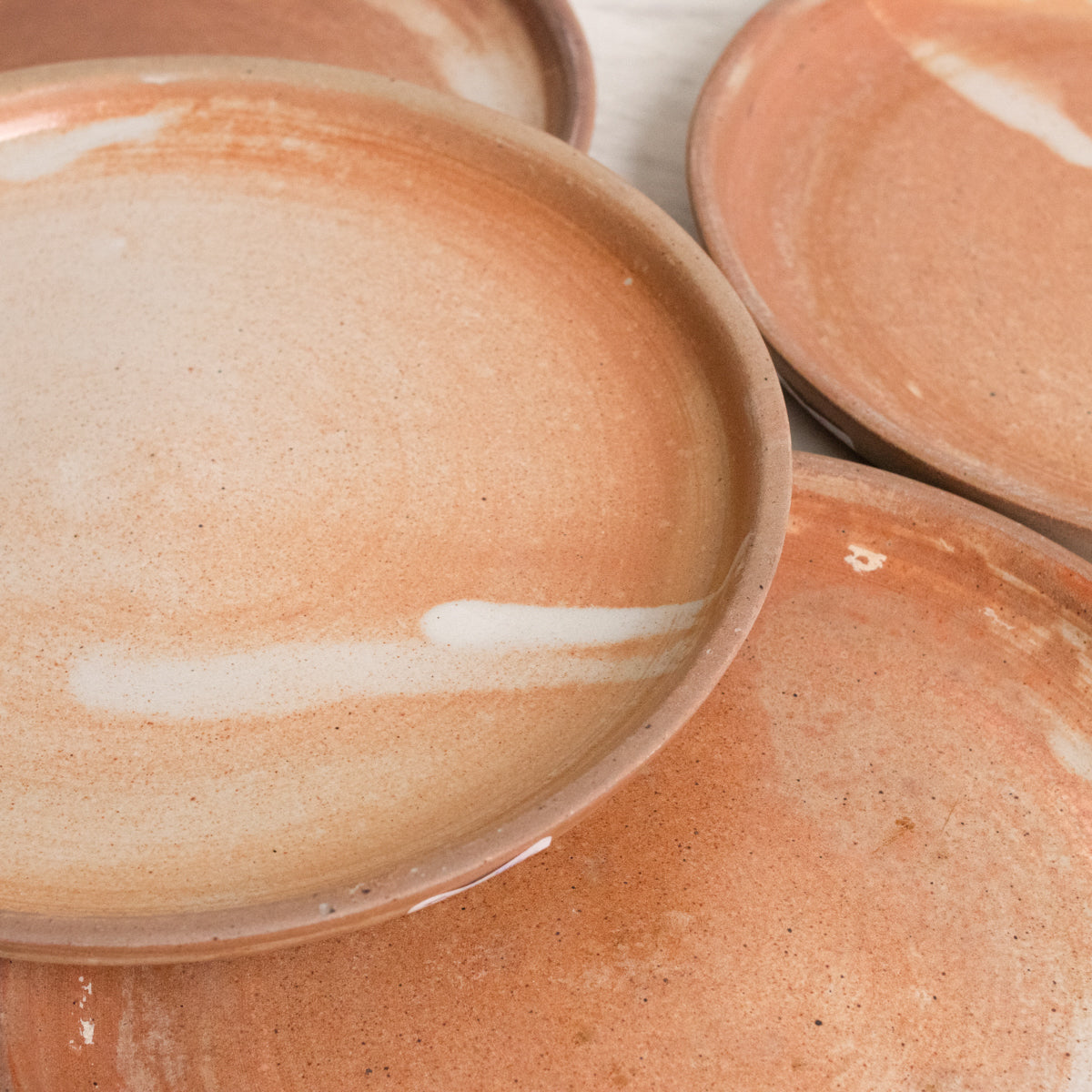 Ensemble de 7 assiettes plates en grès