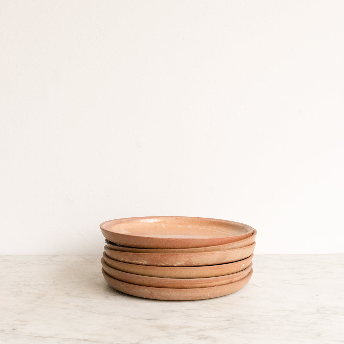 Ensemble de 7 assiettes plates en grès