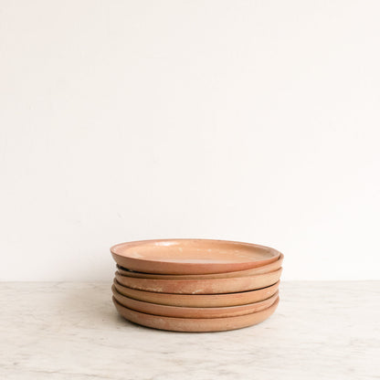 Ensemble de 7 assiettes plates en grès