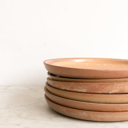 Ensemble de 7 assiettes plates en grès