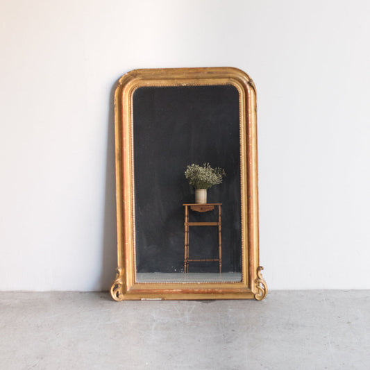Miroir Louis-Philippe doré avec bol en terre cuite rouge | 28 x 45,25