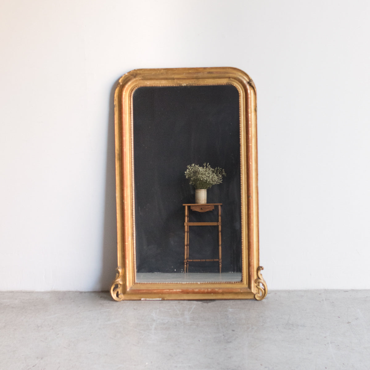 Miroir Louis-Philippe doré avec bol en terre cuite rouge | 28 x 45,25