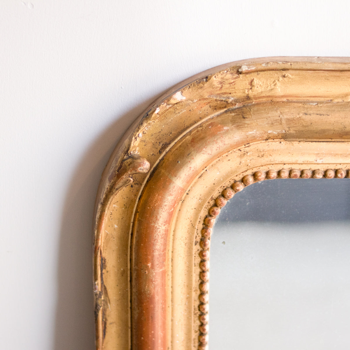 Miroir Louis-Philippe doré avec bol en terre cuite rouge | 28 x 45,25