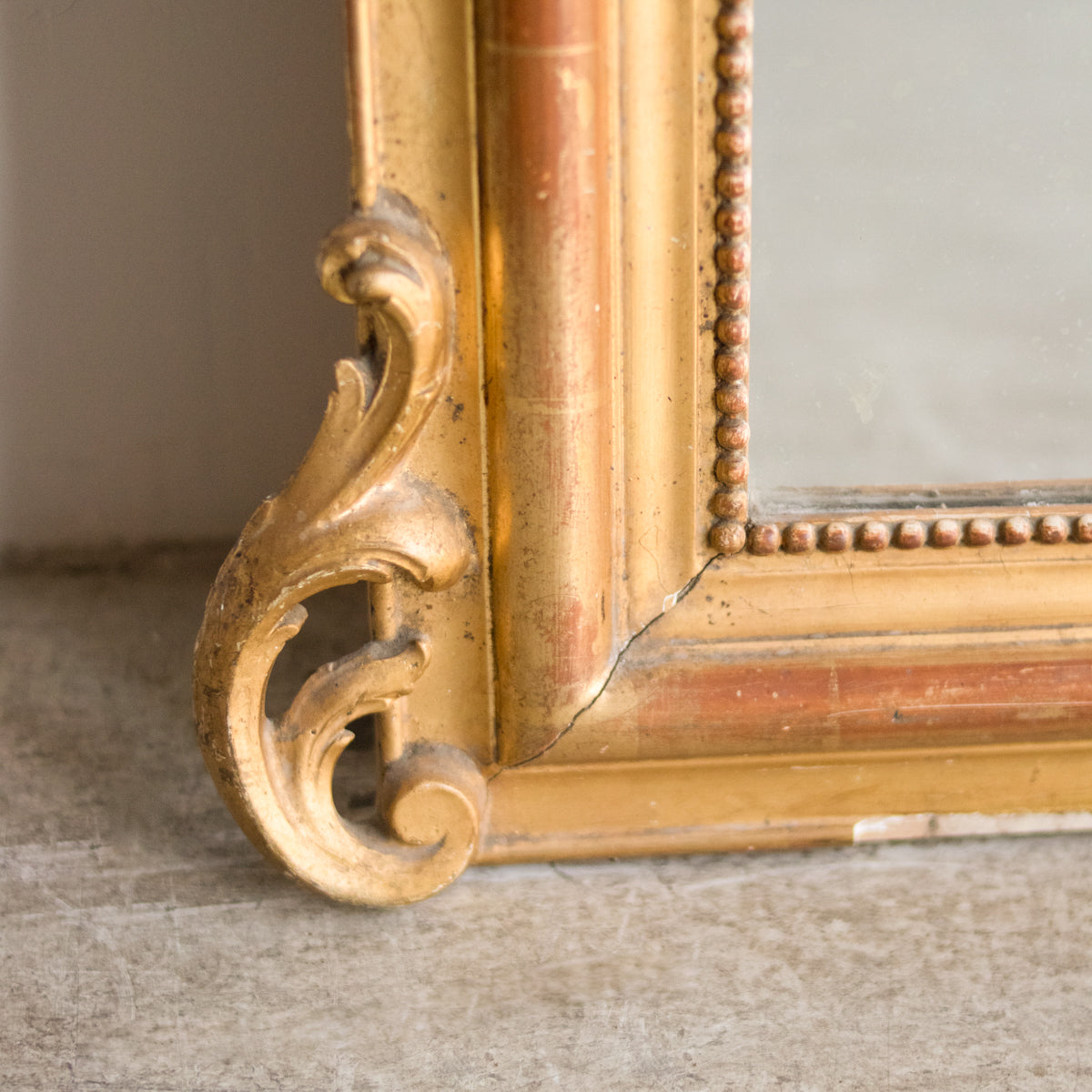 Miroir Louis-Philippe doré avec bol en terre cuite rouge | 28 x 45,25