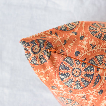 Housse de coussin à imprimé bloc | Karuna Safran
