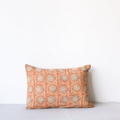 Housse de coussin à imprimé bloc | Karuna Safran 