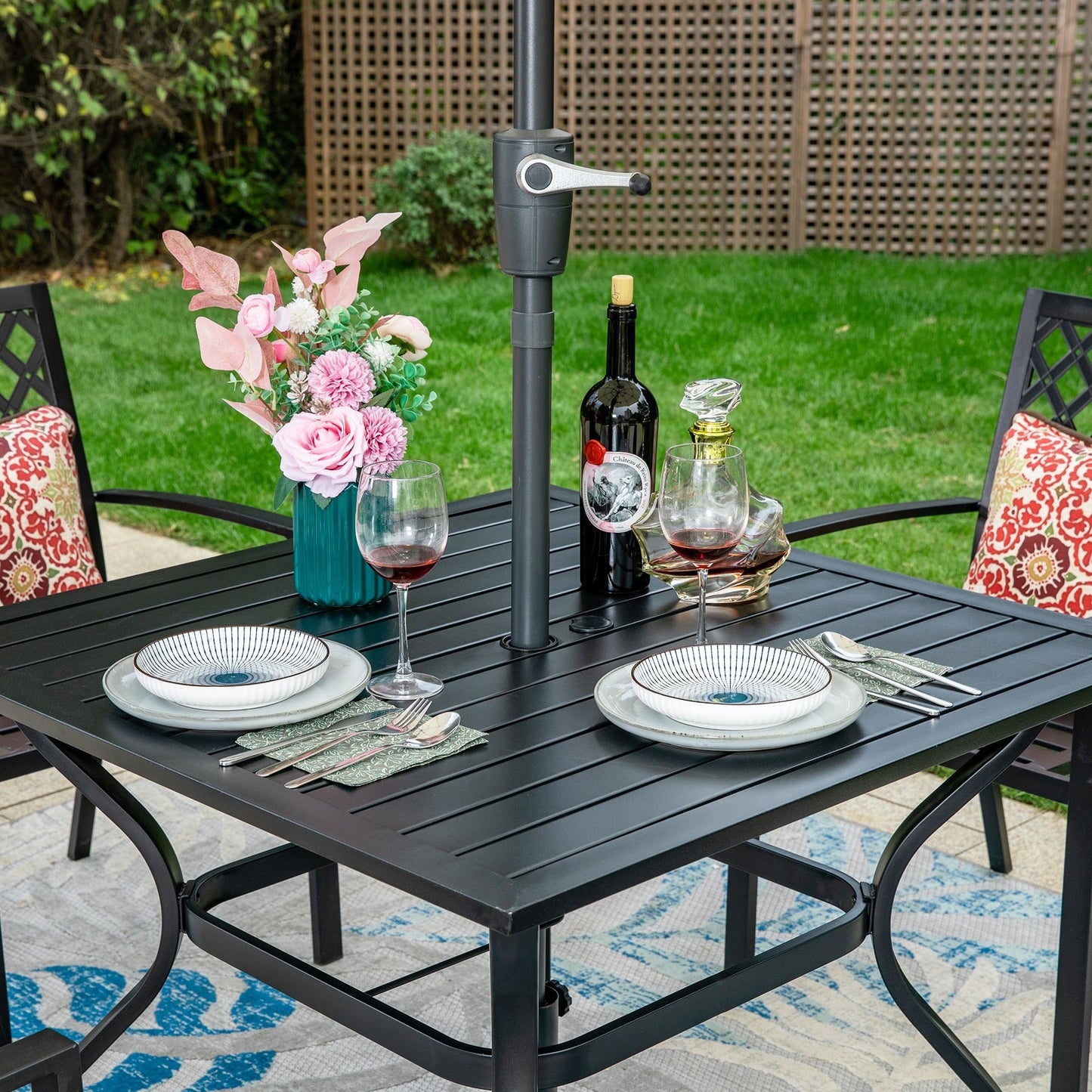 Ensemble de salle à manger de patio 6 pièces MAISON ARTS avec parasol à inclinaison automatique à 3 niveaux de 10 pieds : 4 chaises d'extérieur en métal et 1 table à manger carrée en métal