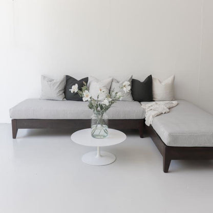 Chaise longue marocaine en bois recyclé avec coussin en coutil | Échantillon de sol 