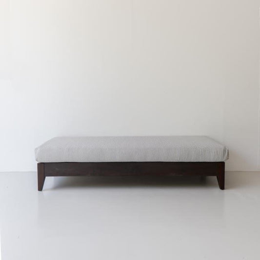 Chaise longue marocaine en bois recyclé avec coussin en coutil | Échantillon de sol 