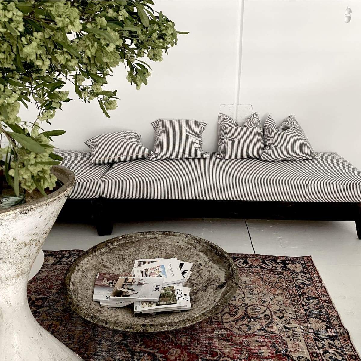 Chaise longue marocaine en bois recyclé avec coussin en coutil | Échantillon de sol 