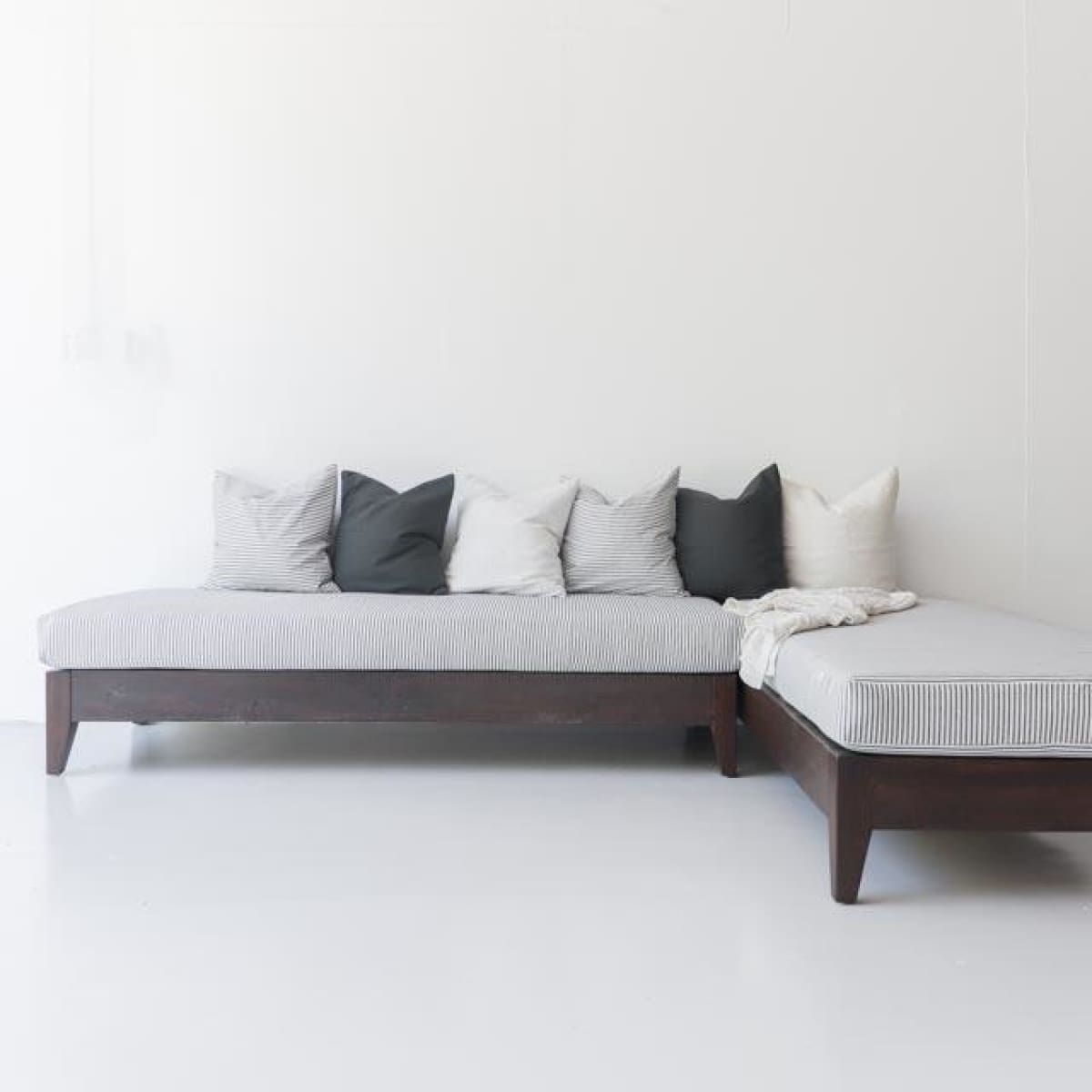 Chaise longue marocaine en bois recyclé avec coussin en coutil | Échantillon de sol 