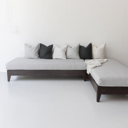 Chaise longue marocaine en bois recyclé avec coussin en coutil | Échantillon de sol 