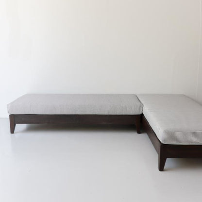 Chaise longue marocaine en bois recyclé avec coussin en coutil | Échantillon de sol 