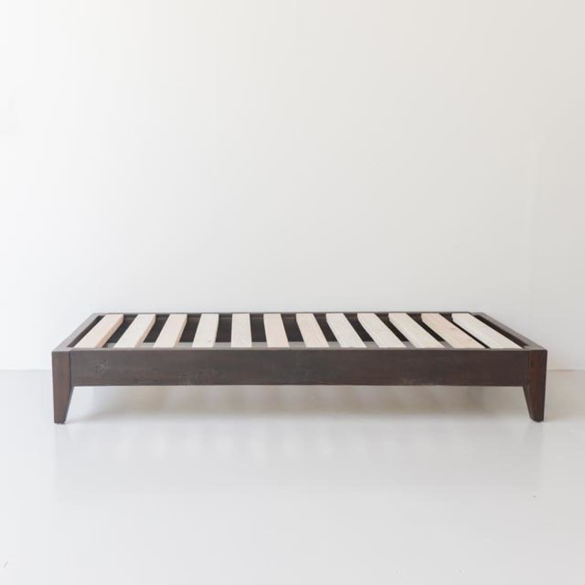 Chaise longue marocaine en bois recyclé avec coussin en coutil | Échantillon de sol 