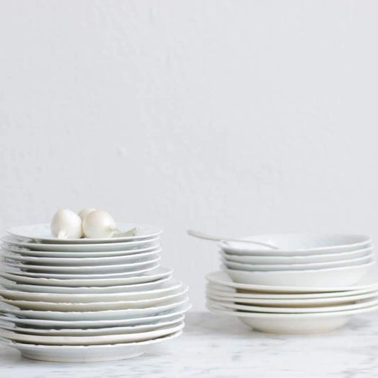 Lot de 4 assiettes vintage en porcelaine blanche