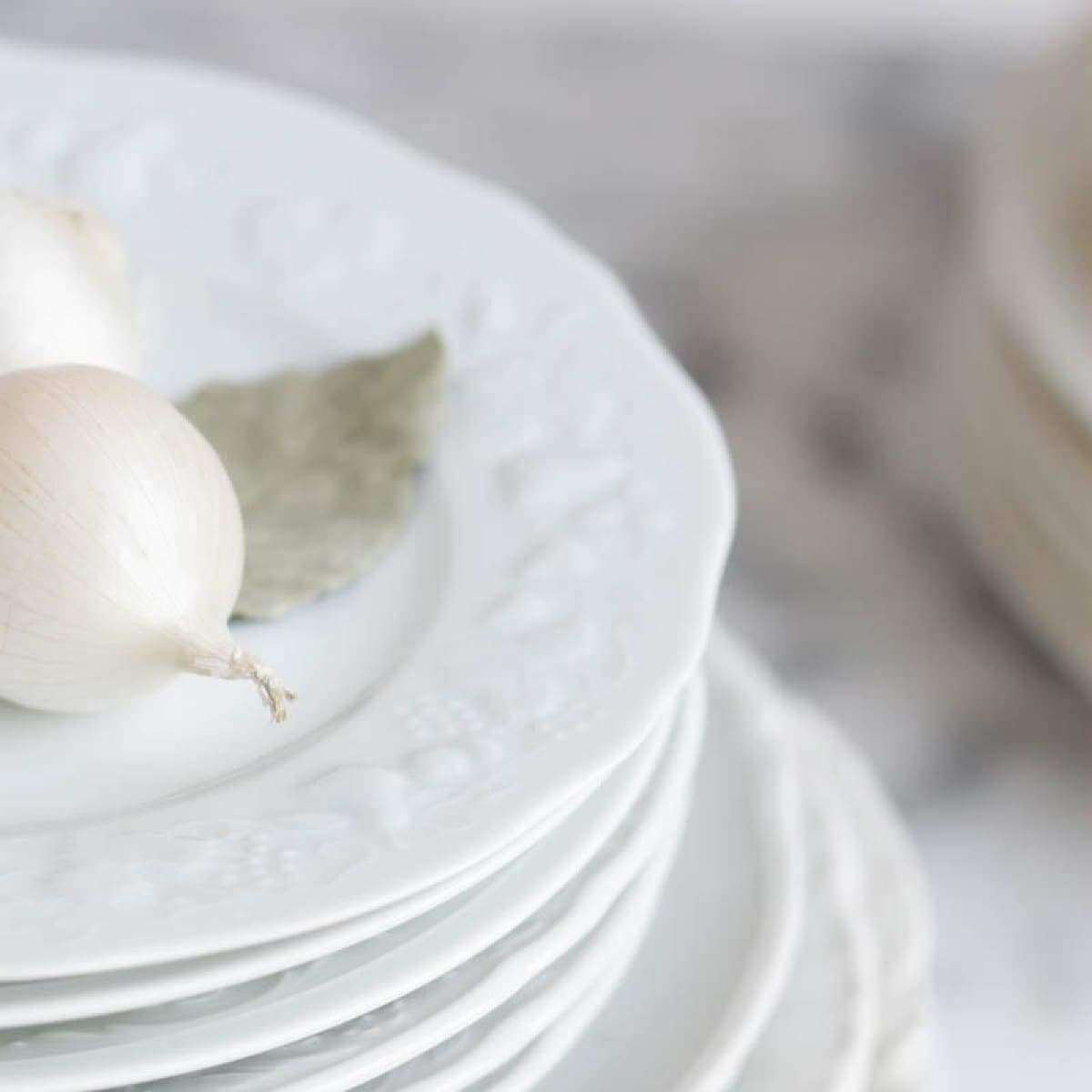 Lot de 4 assiettes vintage en porcelaine blanche