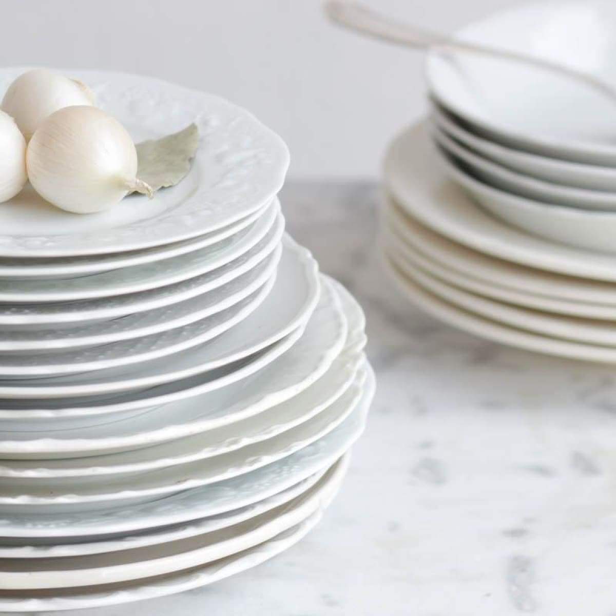 Lot de 4 assiettes vintage en porcelaine blanche
