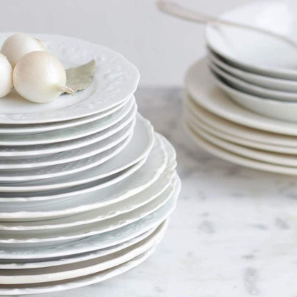 Lot de 4 assiettes vintage en porcelaine blanche