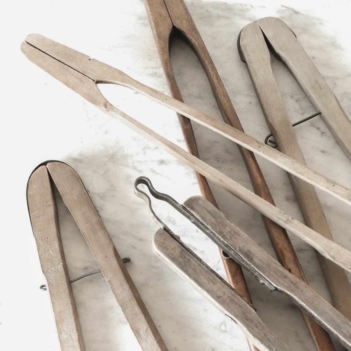 Pince à cornichons en bois
