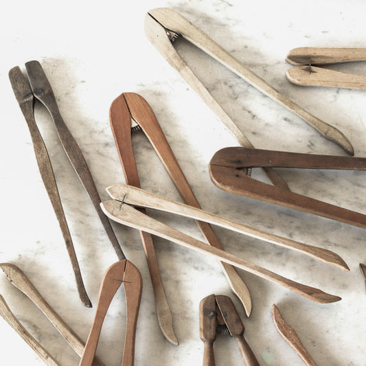 Pince à cornichons en bois