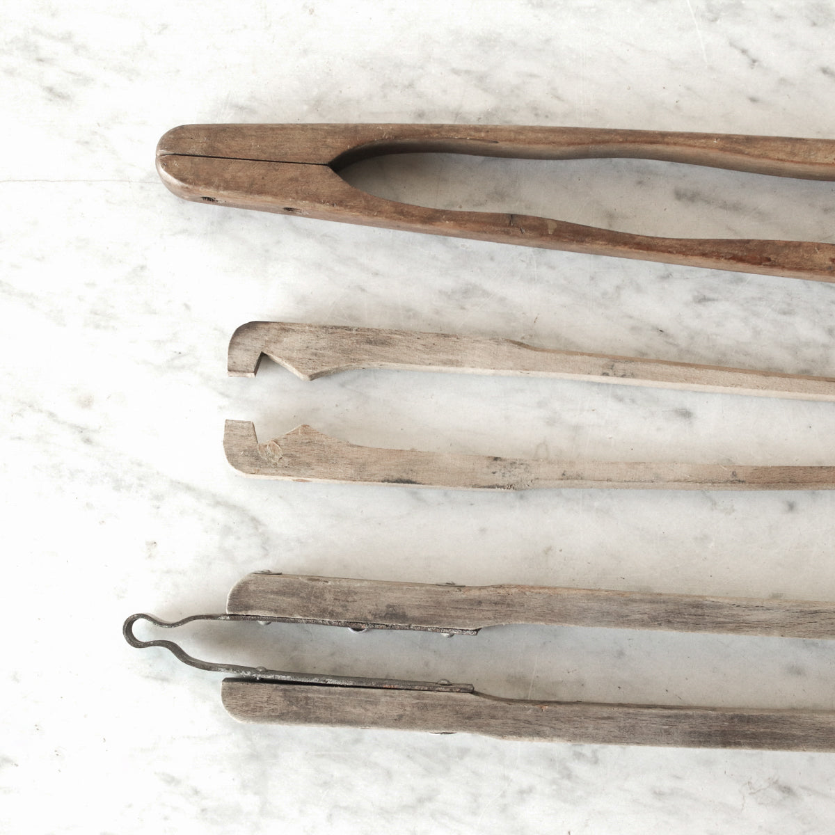 Pince à cornichons en bois