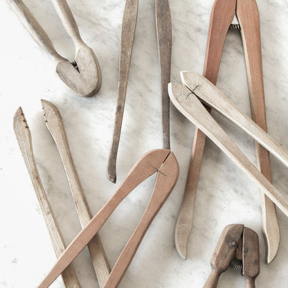 Pince à cornichons en bois