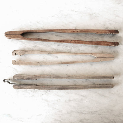 Pince à cornichons en bois